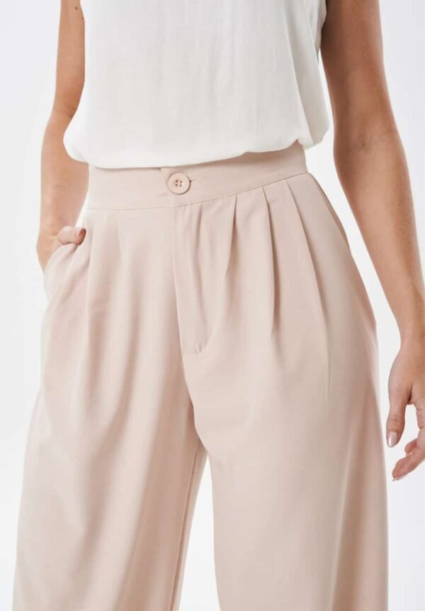 Pantalón sastrero de tiro alto con tres pinzas delanteras