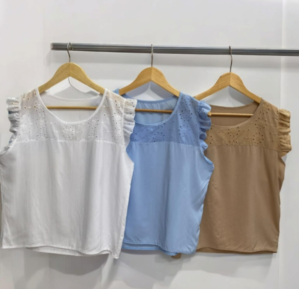 Remera de fibrana con broderi